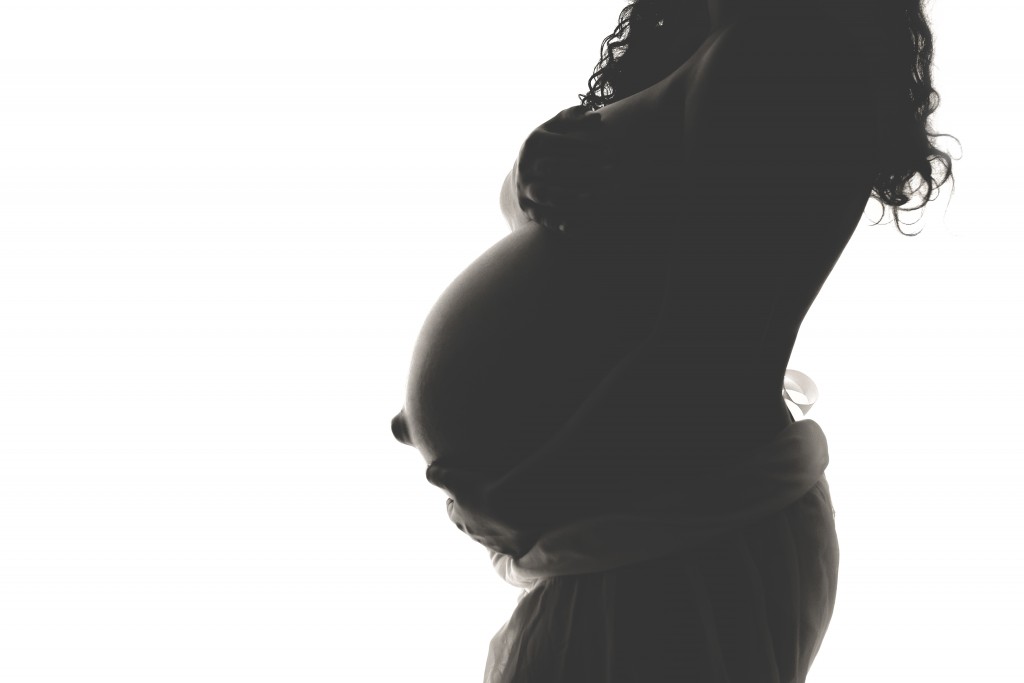 Silhouette de femme enceinte en noir et blanc
