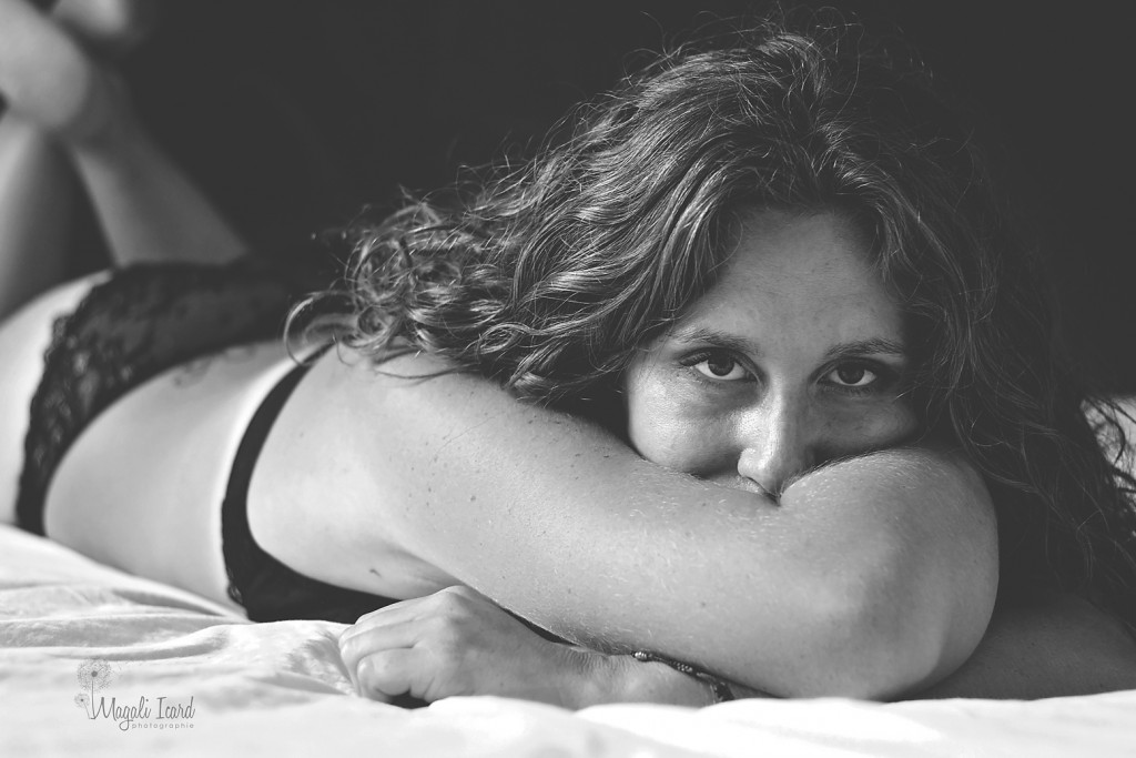 Portrait de femme allongée en noir et blanc