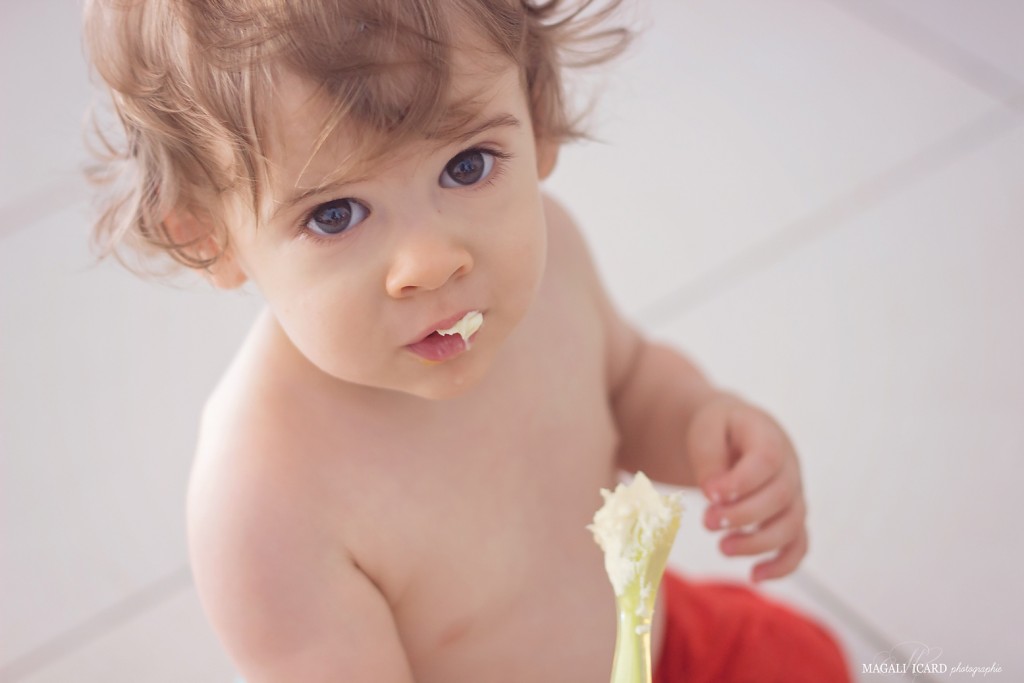 Bébé de 1 an qui mange son gateau d'anniversaire
