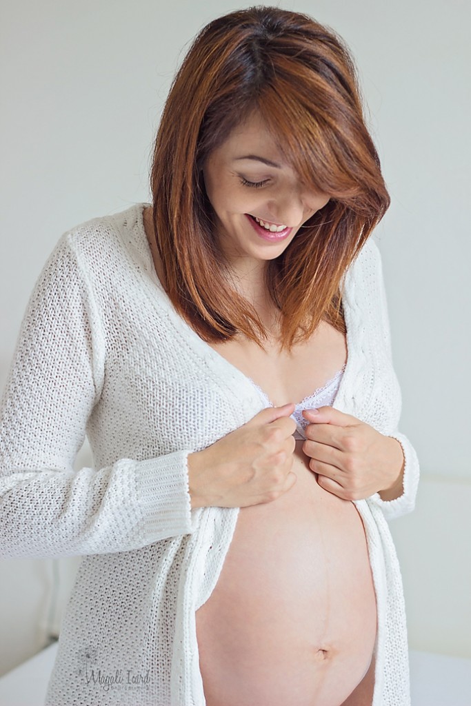 Portrait de femme enceinte en sous vetements et gilet