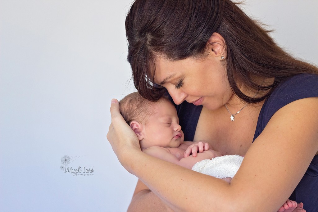 Photo de bébé dans les bras de sa maman