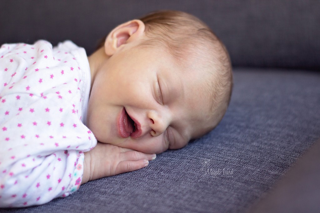 Sourire d'un bébé lors d'un reportage photos de naissance