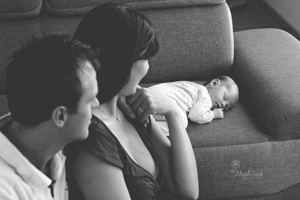 Reportage photos naissance en noir et blanc avec les parents