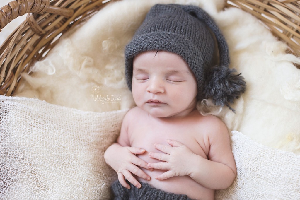 Photo de nouveau-né avec un bonnet de lutin